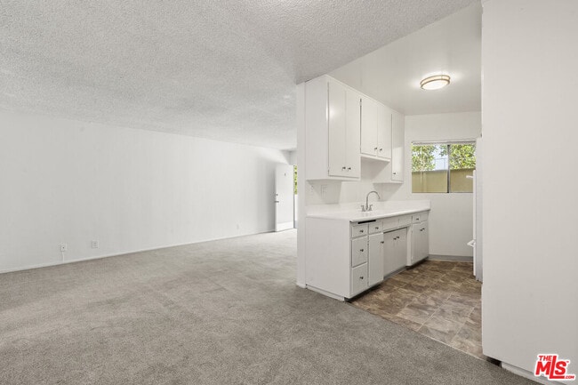 Building Photo - 929 N San Vicente Blvd