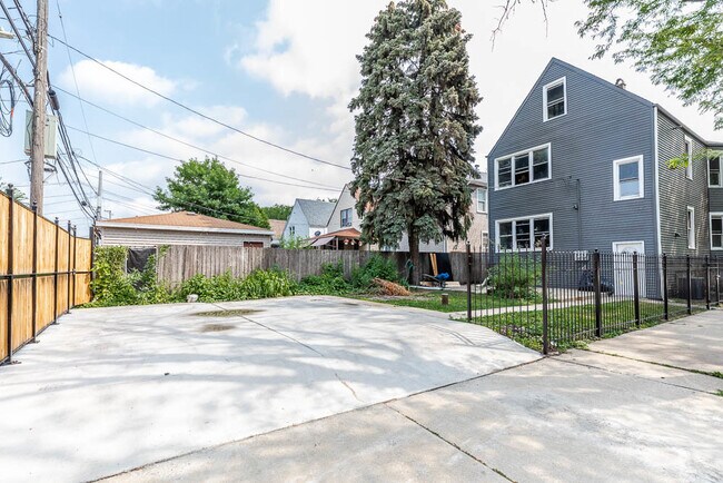 Foto del edificio - 2200 N Kenneth Ave