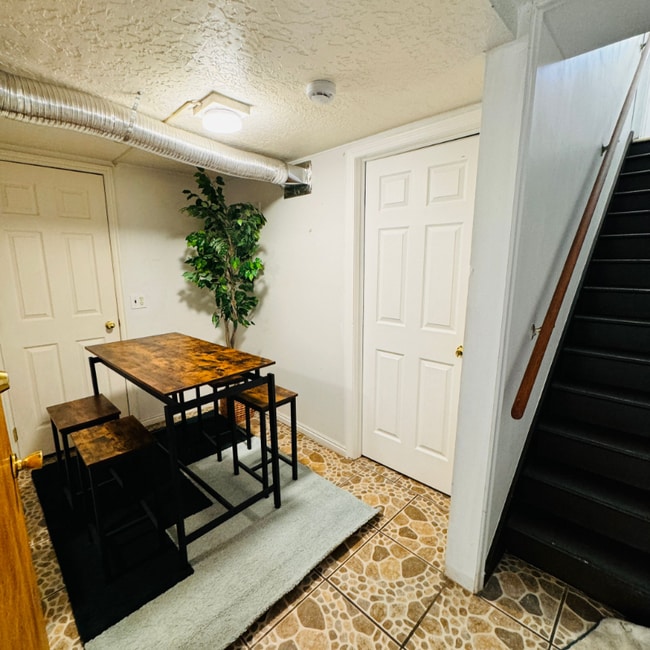 Building Photo - 1509 S Foothill Dr