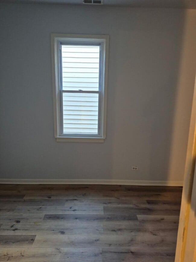 bed 1 - 8702 S Escanaba Ave