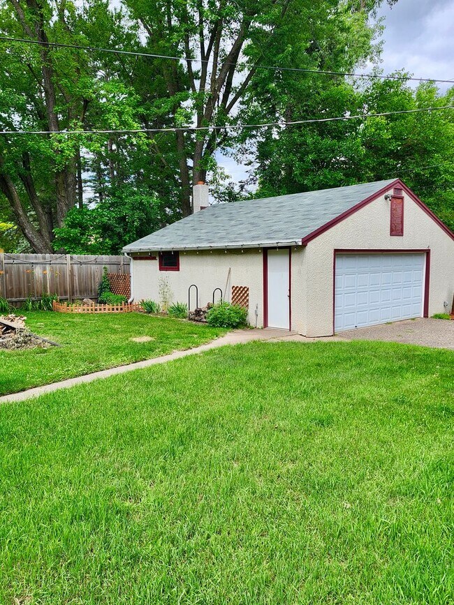 Foto del edificio - 3 bed-2 bath Home for rent in Roseville, MN