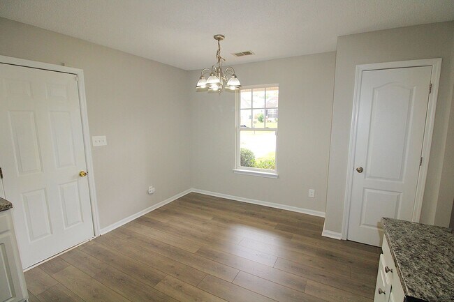 Building Photo - 3 Bedroom Home with a 1 Car garage!
