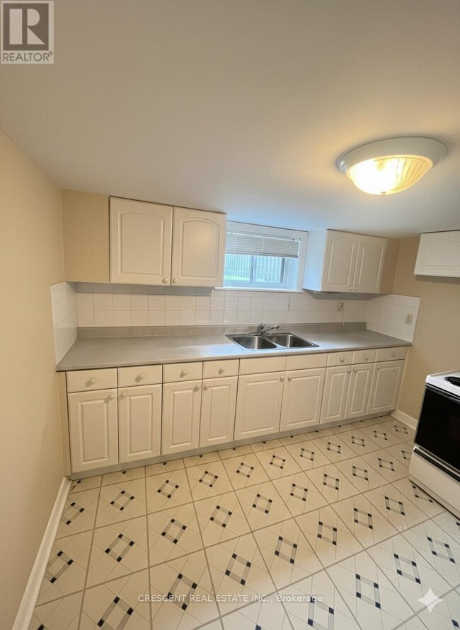 Building Photo - 35 Laburnham Ave