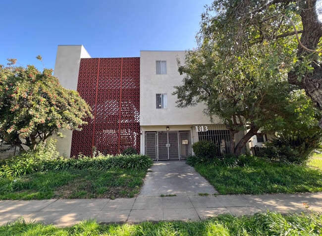 Building Photo - 1313 Huntington Dr