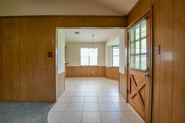 Building Photo - 2213 Westside Dr