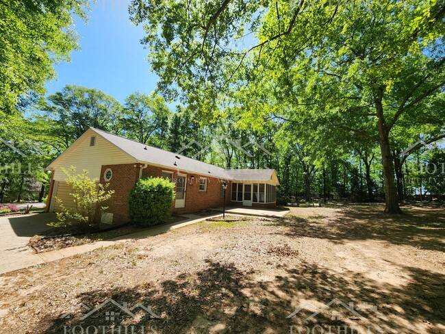 Building Photo - Freshly Renovated 3BR Ranch in Cul-de-Sac ...