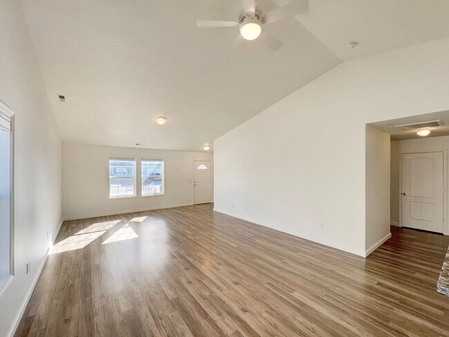 Building Photo - Suburban Dream: Exquisite 3BR Retreat with Modern Comforts and a Pet-Friendly Yard in Meridian