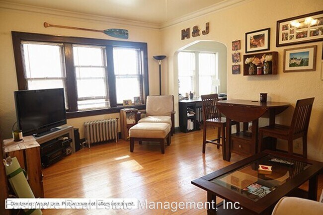 Foto del edificio - 4468 N Oakland Ave