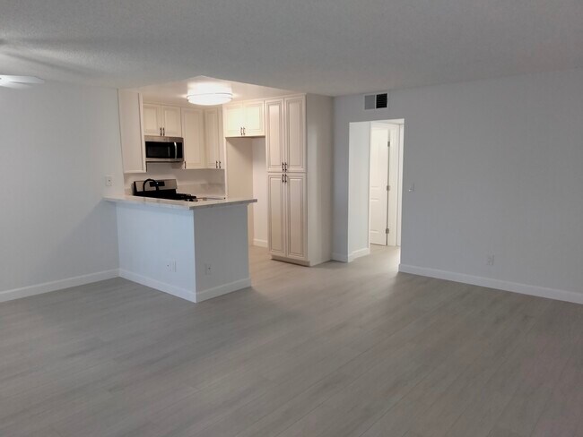 Planta abierta - 13100 Bromont Ave