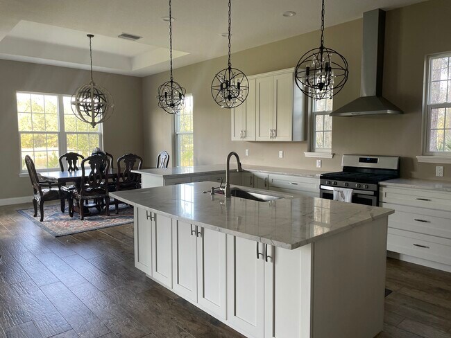 Building Photo - 5671 Summit View Dr