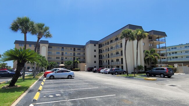 Foto del edificio - Fully Furnished Condo in the heart of Cocoa Beach-Available 10.1.24 to 4.30.25