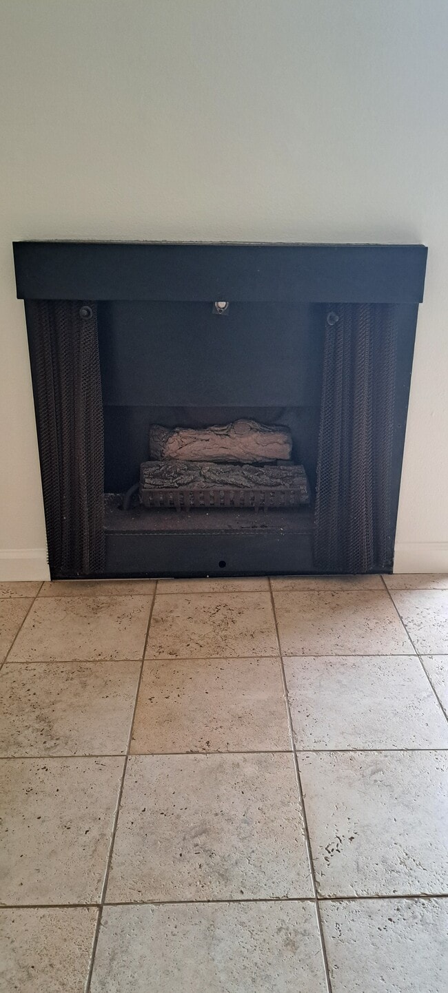 FIREPLACE (TO BE RENOVATED) - 314 20th St