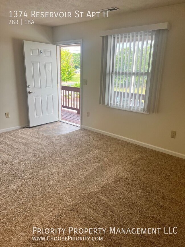 Building Photo - Charming 2-Bedroom Apartment on Reservoir ...