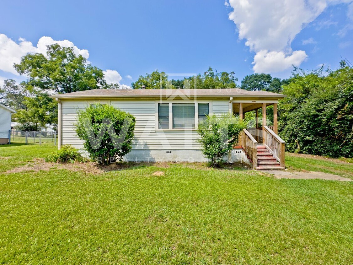 Foto principal - 3-Bedroom Home w/Large Yard in Minor Neigh...