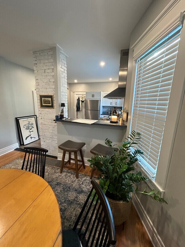 Comedor - 448 Crescent Ave