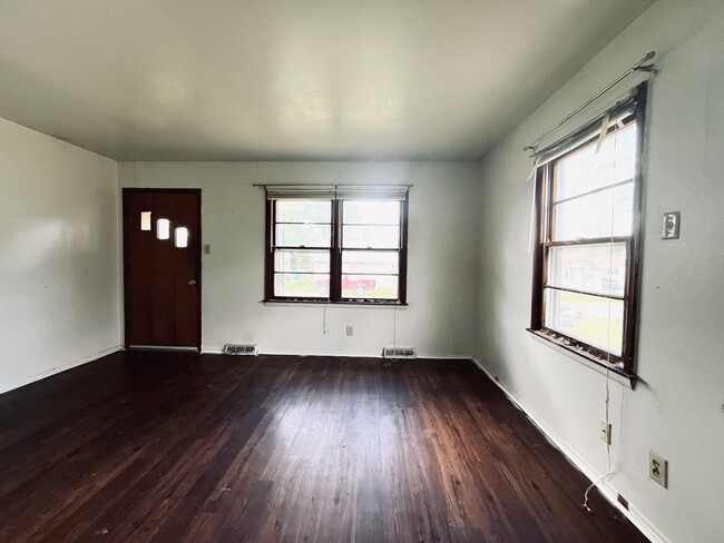 Building Photo - 610 Blair St