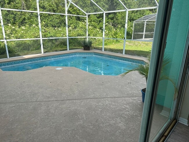Building Photo - Gorgeous Large 4 Bed / 3 Bath Pool Home in...