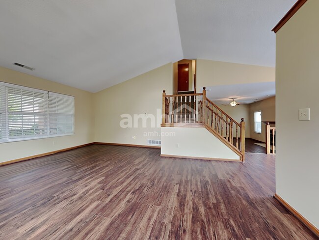 Building Photo - 333 Greenwood Lane