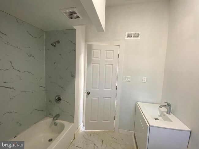 Foto del edificio - 260 W Johnson St