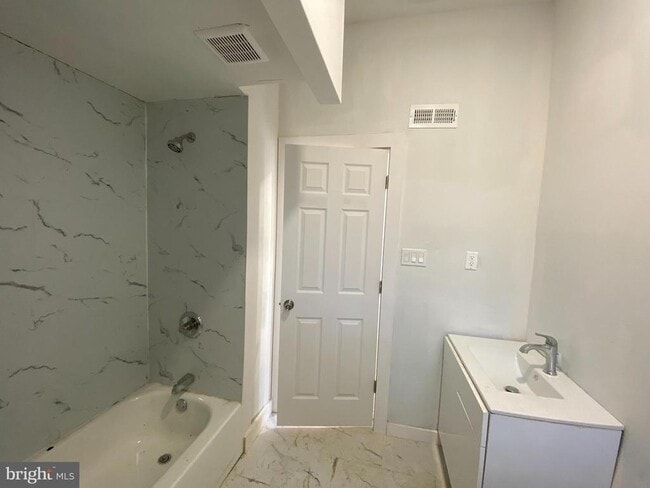 Building Photo - 260 W Johnson St