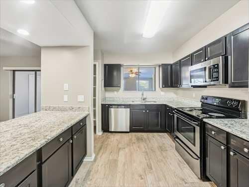 Building Photo - 951 Waverly Dr