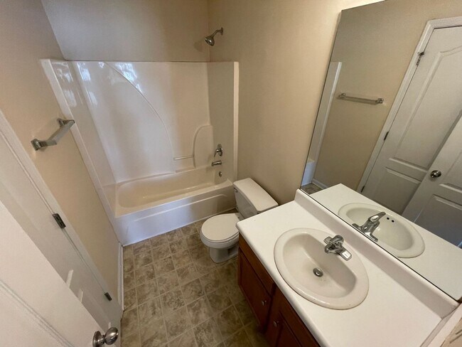 Foto del edificio - BRIDGEWATER HOME! PRE-LEASING FOR AUGUST 2 2026! 1/2 Off Deposit!