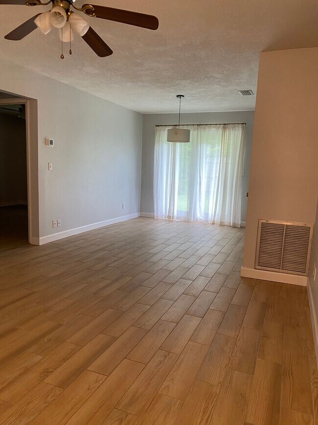 Foto del edificio - 2 bedroom 1 bath Duplex