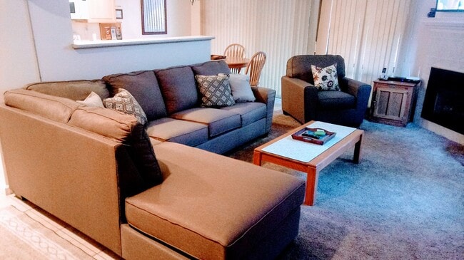 Building Photo - Well appointed, super clean condo - furnis...