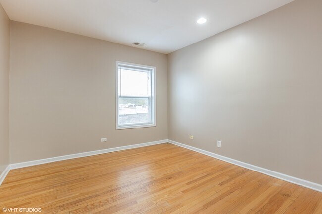 Foto del edificio - 6038 N Claremont Ave