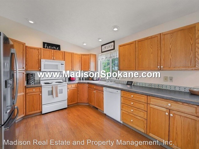 Building Photo - 4 br, 3 bath House - 3005 E. 33rd Ave.