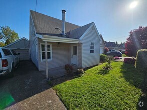 Building Photo - 545 SE Hankel St