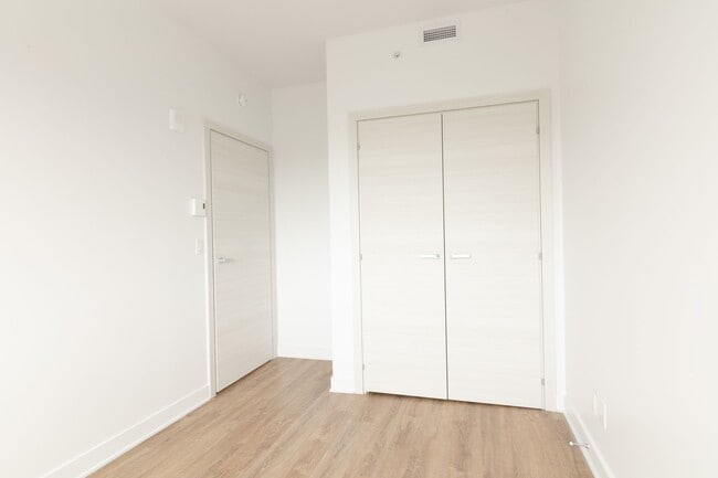 Building Photo - 30 Bd Saint-Joseph E