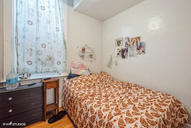 Building Photo - Sunny Pilsen 2 Bed- blocks away from Harri...