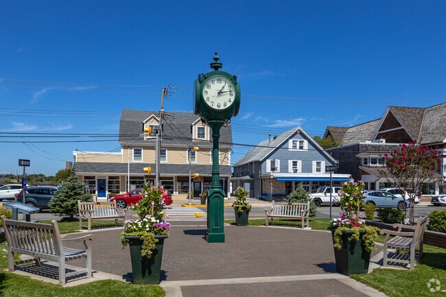 Center of Bayhead local shops and eateries by the water.