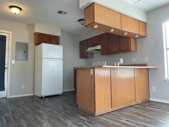 Building Photo - 2 Bedroom 2 Bath Apartment w/ Washer and D...