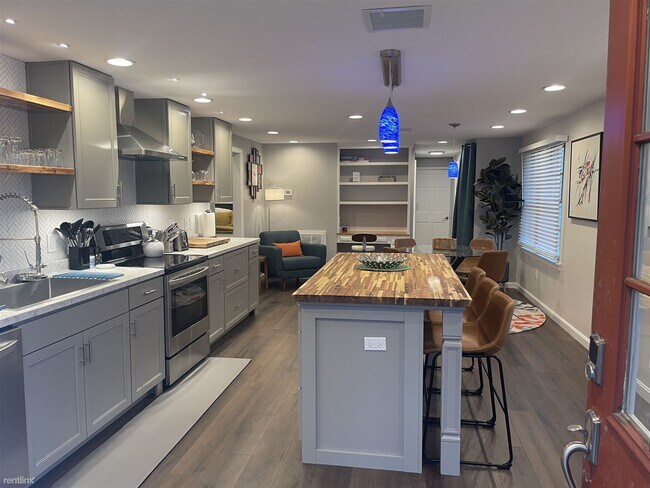 Building Photo - 2 br, 1.5 bath Duplex - 60 Rugg Road A