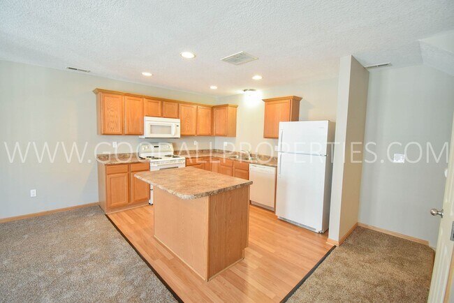 Building Photo - Two Bedroom, Two Bath townhome in Pleasant...