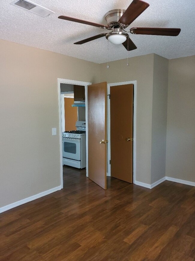 Building Photo - Cute & Cozy 2 Bedroom 1 Bath Apartment  Do...