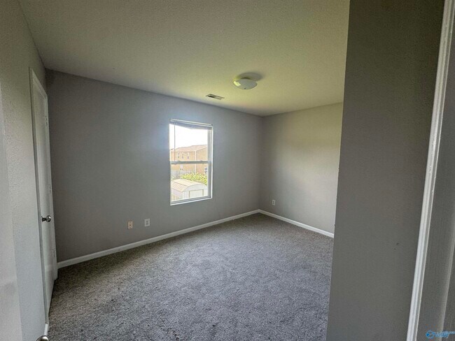 Foto del edificio - 227 Farmington Dr