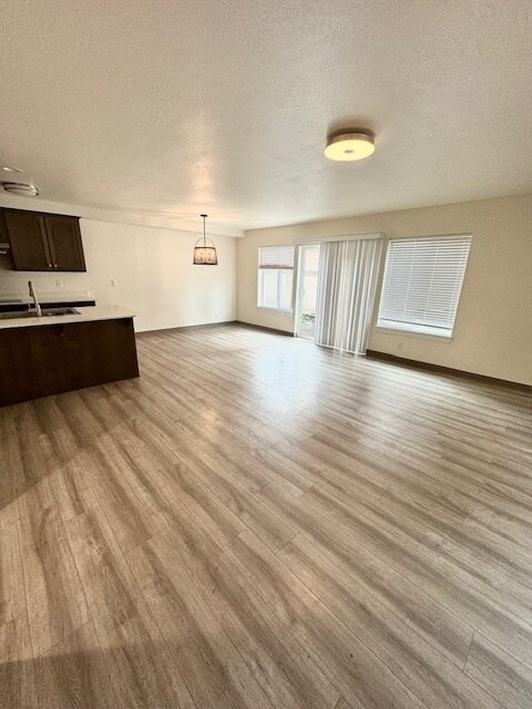 Foto del edificio - 954 E 10th St