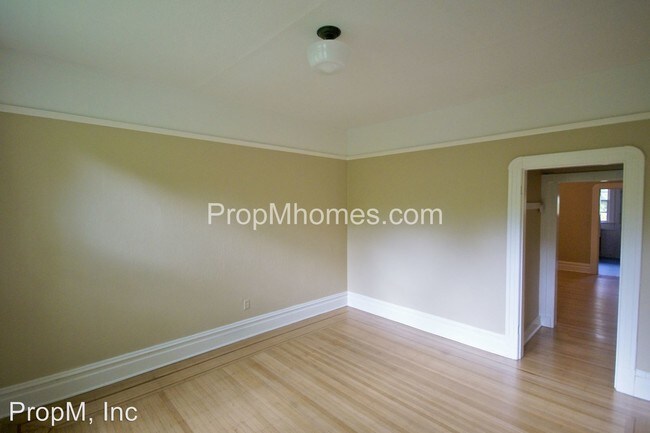 Building Photo - 2835 SE Yamhill St