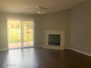 Foto del edificio - 7696 Enderby Ave E