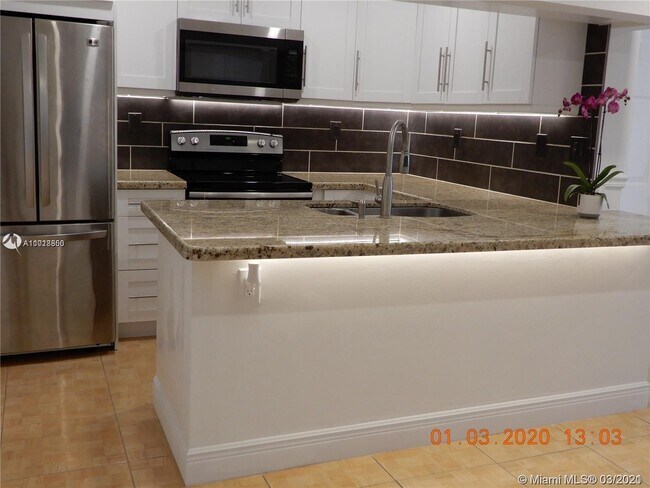 Foto del edificio - 17320 NW 67th Pl