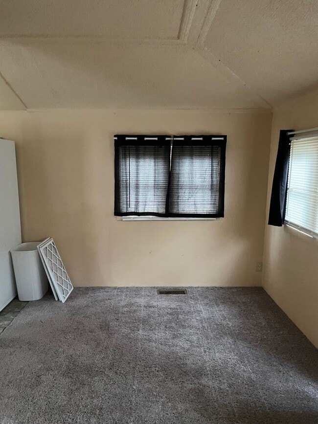 Building Photo - Three Bedroom, One Bathroom House with Fen...