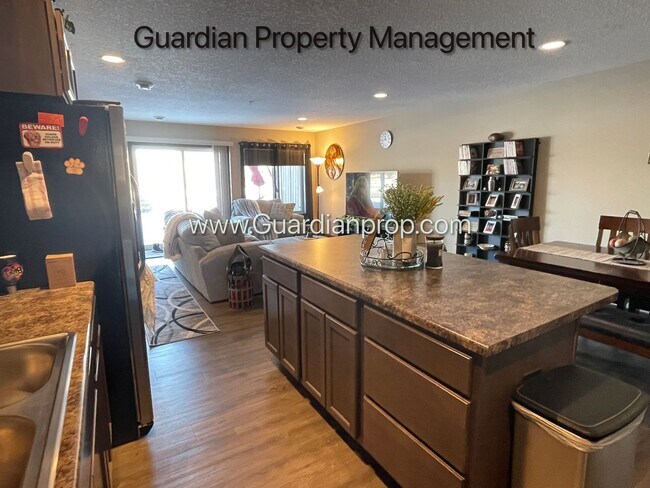 Foto del edificio - End Unit Town Home, Walk Out Patio, 2 Car ...