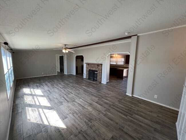 Foto del edificio - Spacious 3 bedrooms 2 baths home- Storage ...