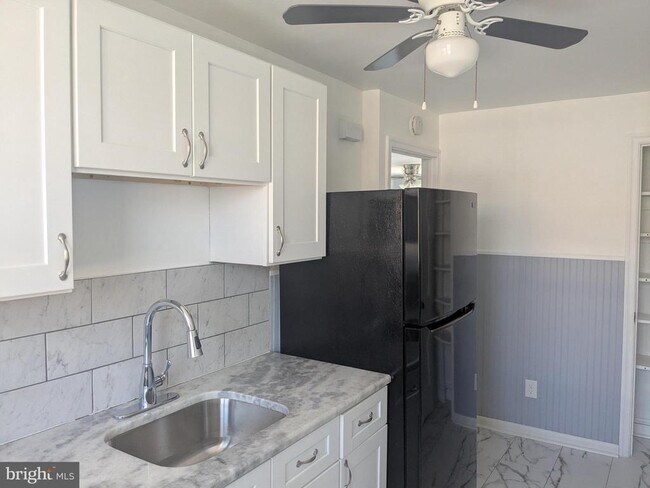 Foto del edificio - 1327 E Weaver St