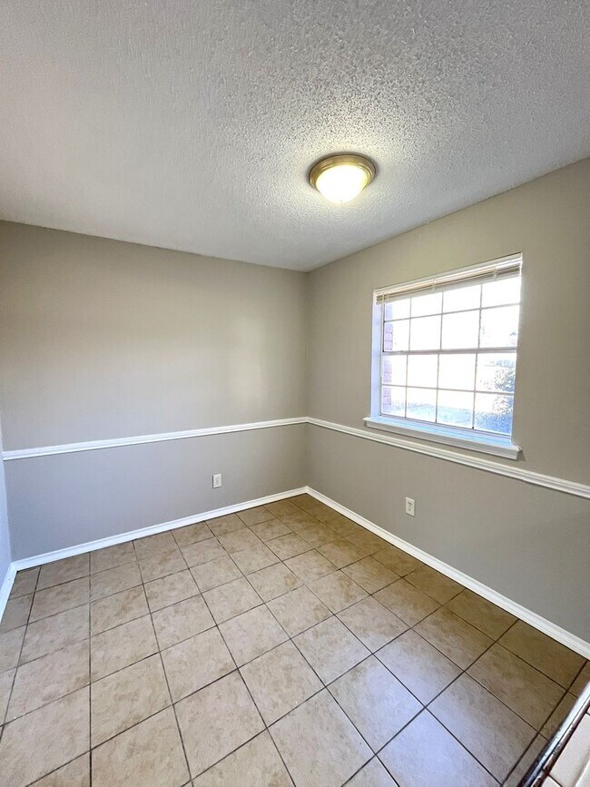 Foto del edificio - 2 Bedroom 1.5 Bath Apt at the Monterey Square Apts NW OKC