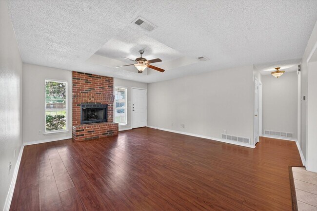 Foto del edificio - Spacious Denton Home with Dual Primary Suites & Oversized Lot!