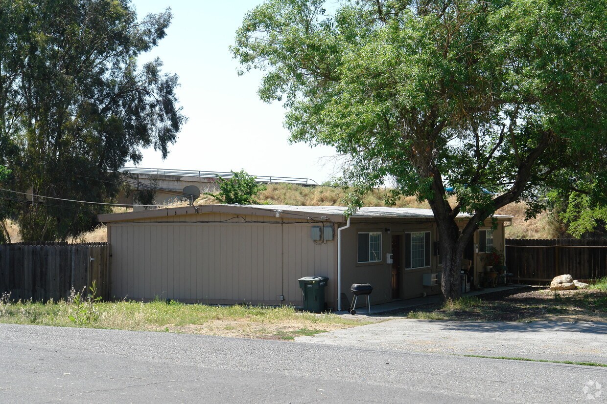 Primary Photo - 400-412 W Silver Eagle Rd